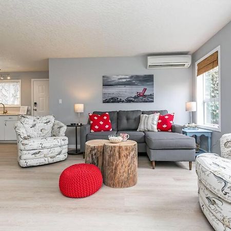 Lovely 2 Bedroom Suite Steps From The Beach Victoria Bagian luar foto