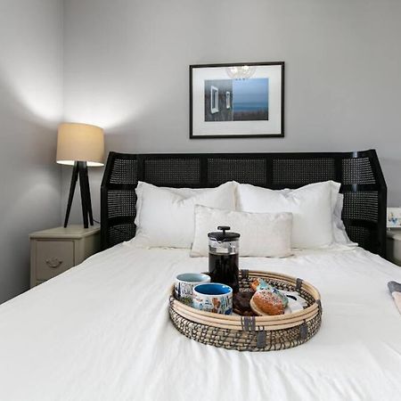 Lovely 2 Bedroom Suite Steps From The Beach Victoria Bagian luar foto