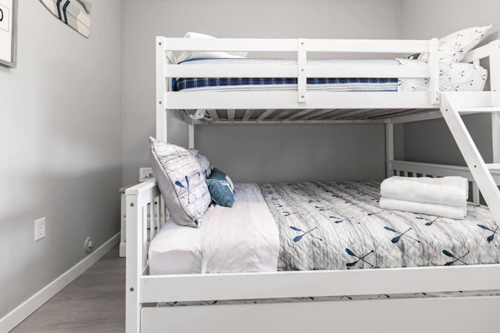 Lovely 2 Bedroom Suite Steps From The Beach Victoria Bagian luar foto