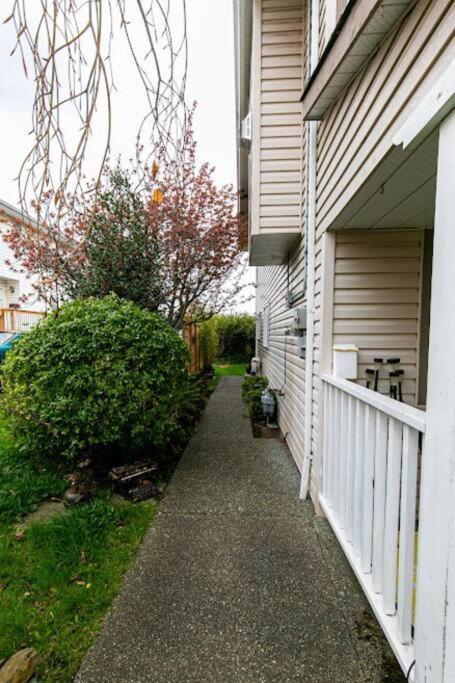 Lovely 2 Bedroom Suite Steps From The Beach Victoria Bagian luar foto