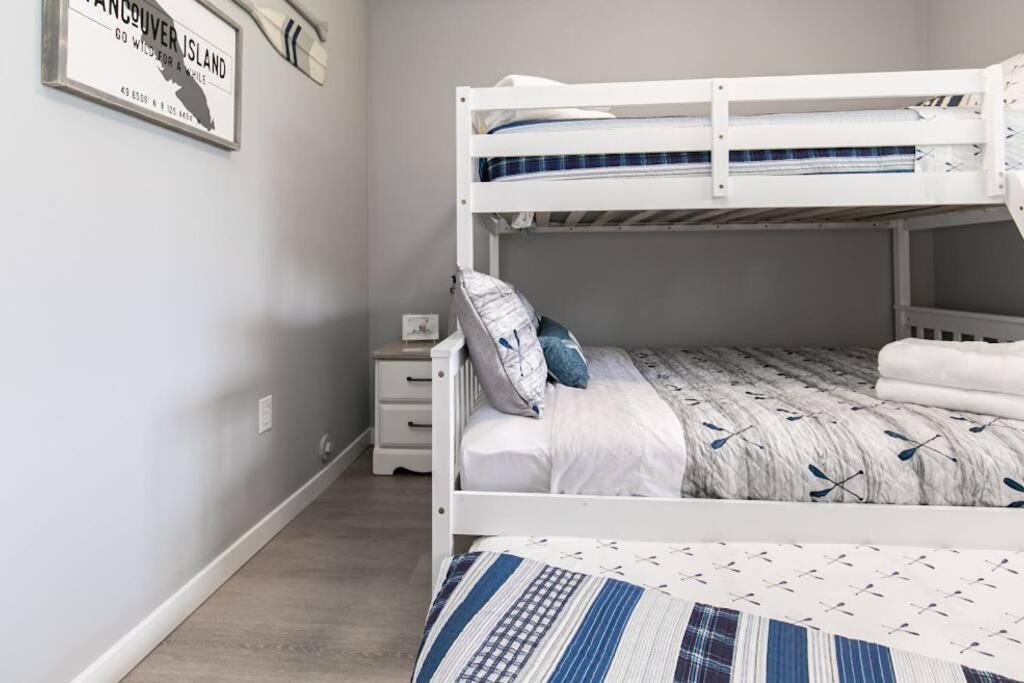 Lovely 2 Bedroom Suite Steps From The Beach Victoria Bagian luar foto
