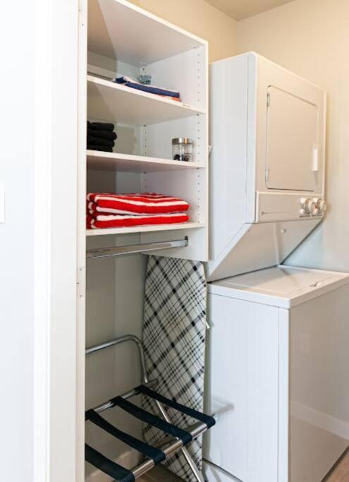 Lovely 2 Bedroom Suite Steps From The Beach Victoria Bagian luar foto