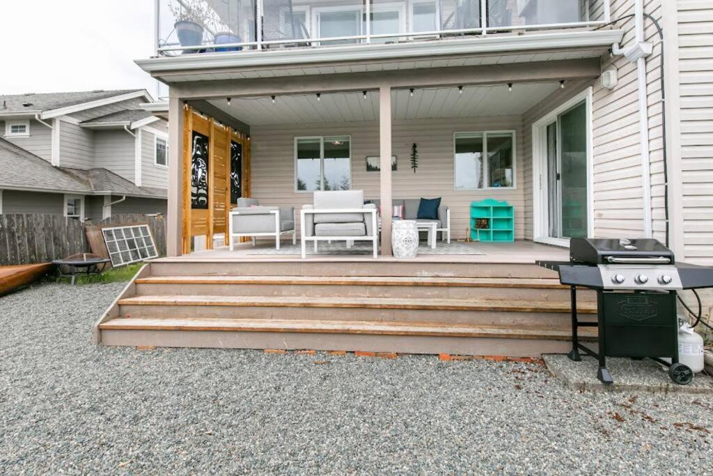 Lovely 2 Bedroom Suite Steps From The Beach Victoria Bagian luar foto