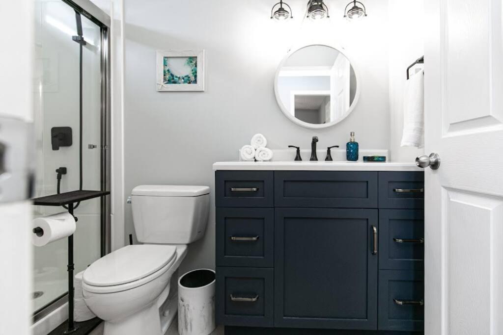 Lovely 2 Bedroom Suite Steps From The Beach Victoria Bagian luar foto